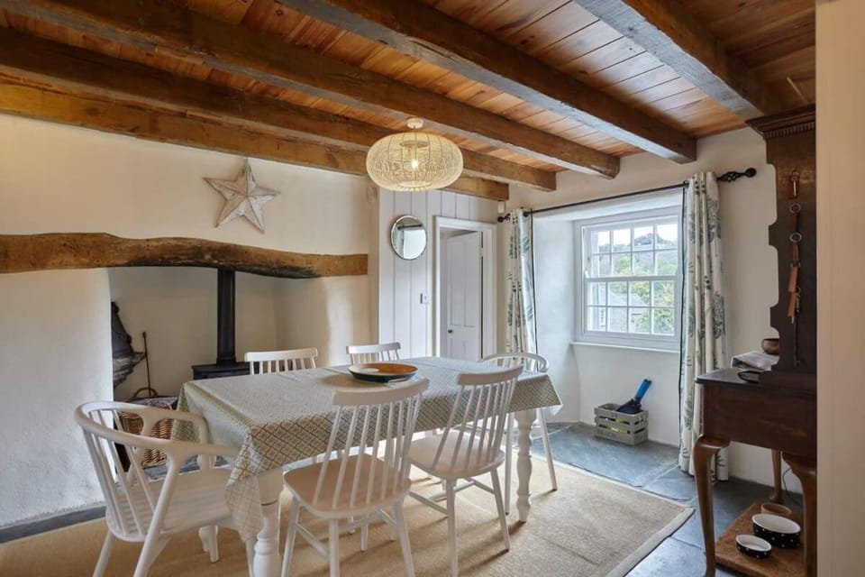 The Old Post Office Private Parking & Garden House in England