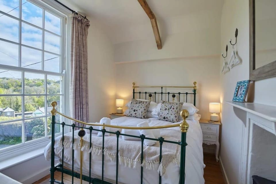 The Old Post Office Private Parking & Garden House in England