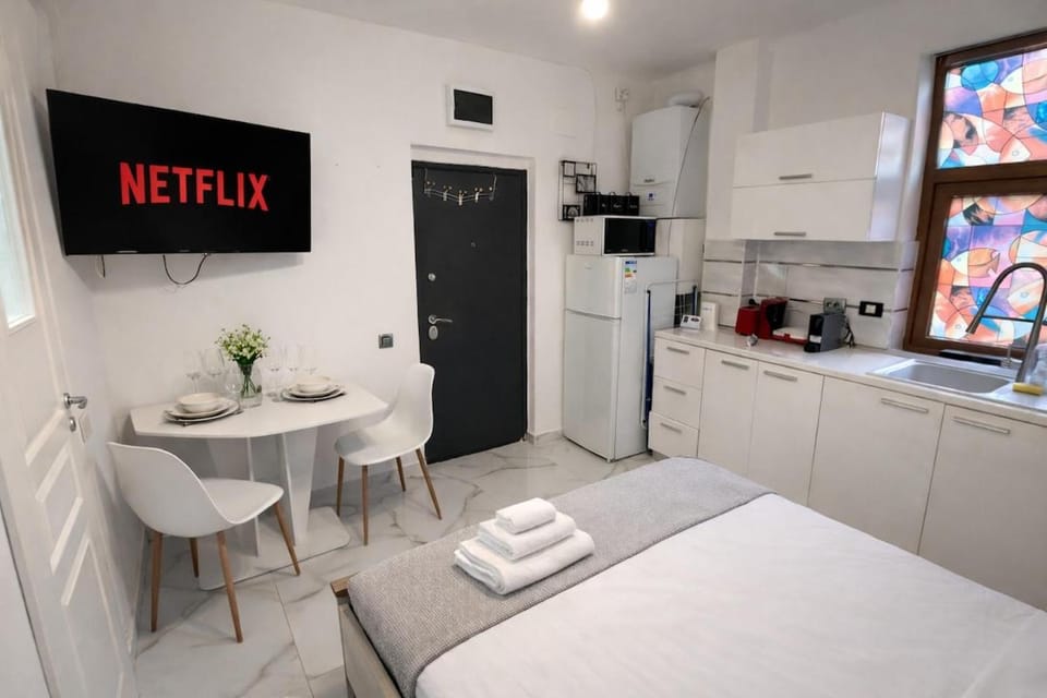 Bed, TV and multimedia, Kitchen or kitchenette, Photo of the whole room, Dining area, Bedroom
