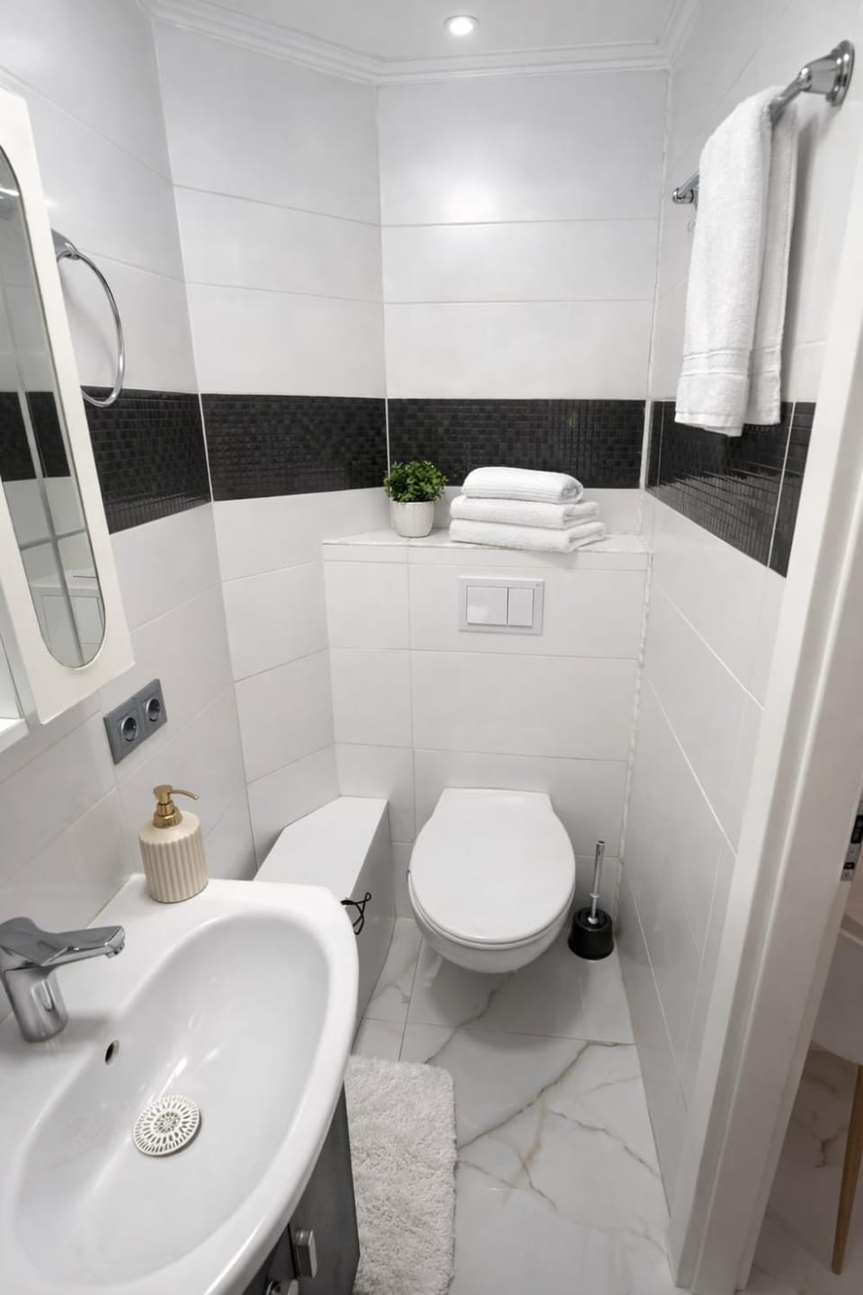 Toilet, Bathroom, towels