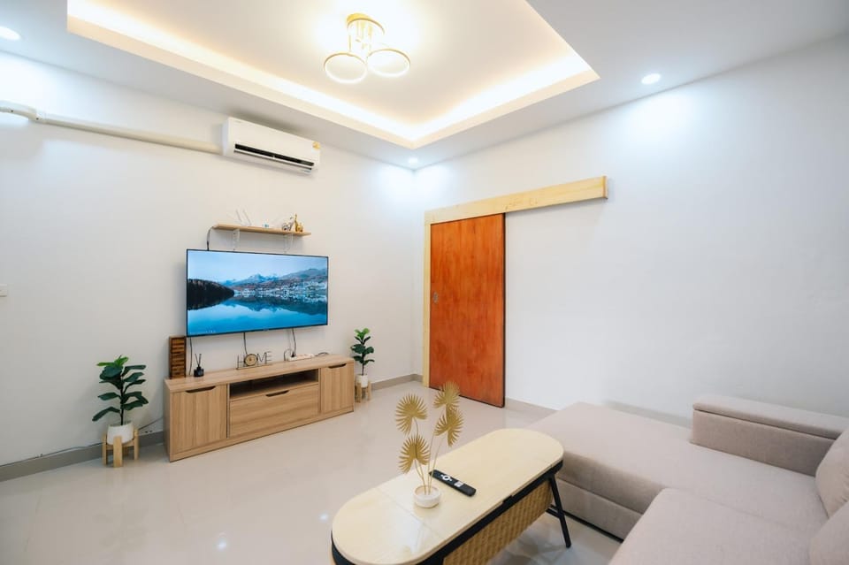 11 House-8 mins to LeeGarden,Central near 7-Eleven,parking available Villa in Thailand