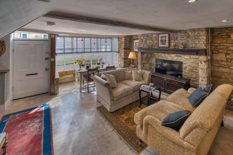 The Little Window Classic Cotswolds Cottage House in Moreton-in-Marsh