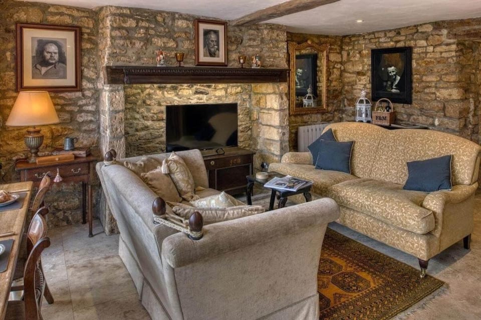 The Little Window Classic Cotswolds Cottage House in Moreton-in-Marsh