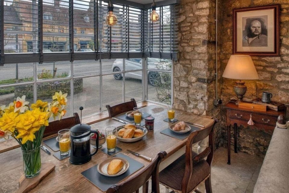 The Little Window Classic Cotswolds Cottage House in Moreton-in-Marsh