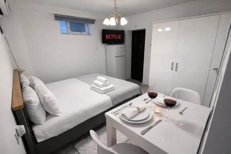 Bed, Living room, Photo of the whole room, Dining area, towels, wardrobe