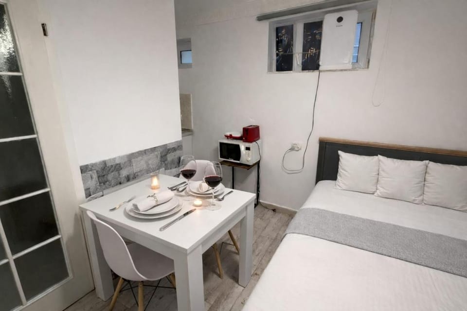 Bed, Coffee/tea facilities, Kitchen or kitchenette, Photo of the whole room, Dining area, towels