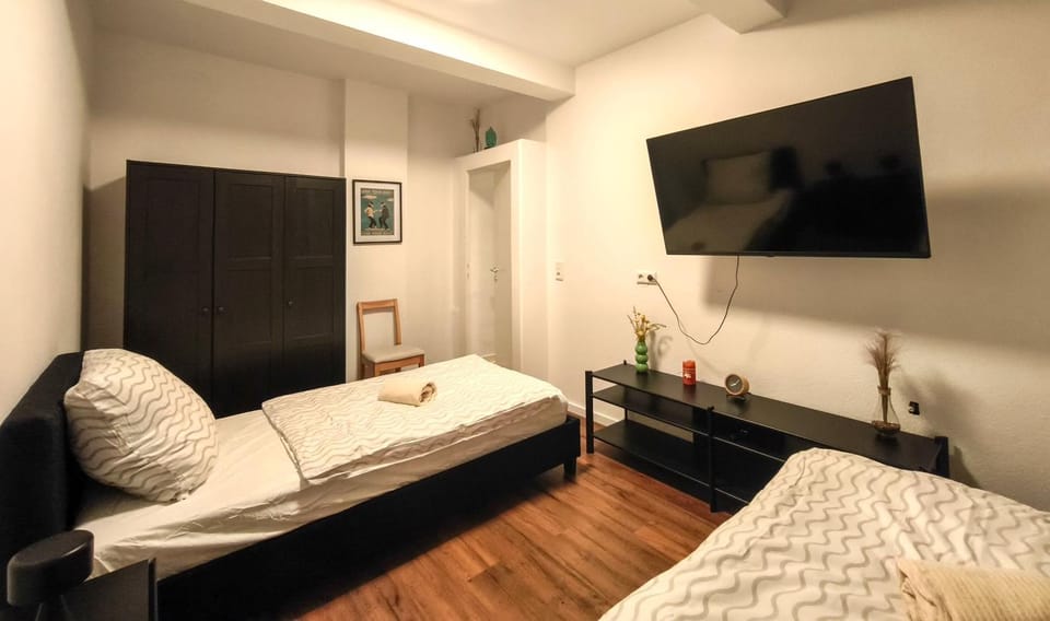 Bed, TV and multimedia, Photo of the whole room, Bedroom