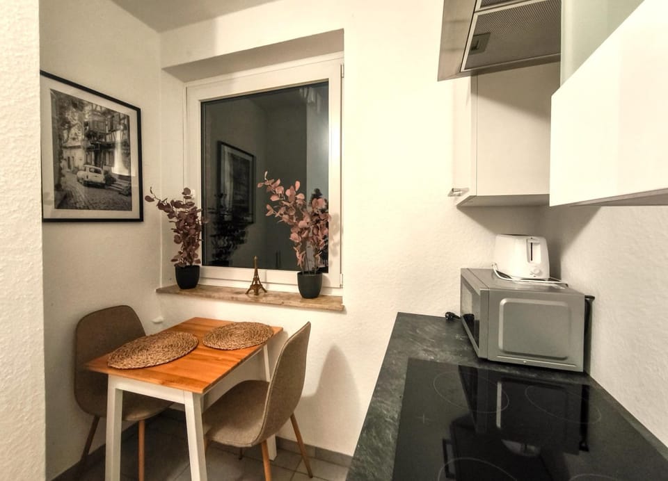 Kitchen or kitchenette, Seating area, Dining area, stove