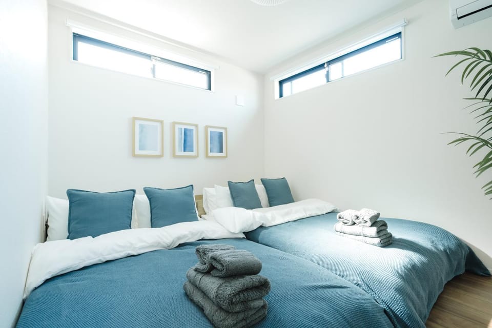 Bed, towels