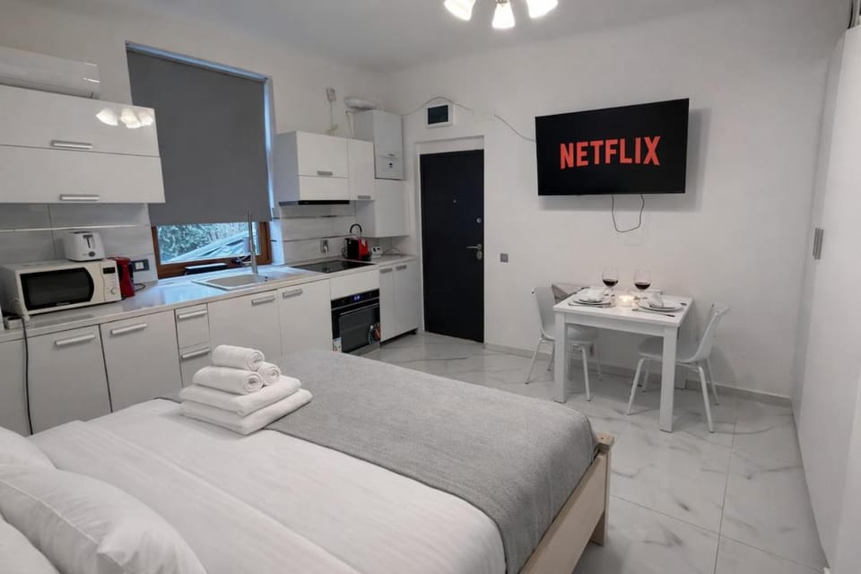 TV and multimedia, Kitchen or kitchenette, Photo of the whole room, Dining area
