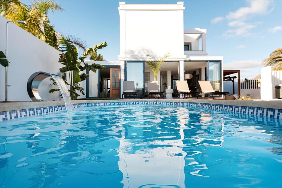 Property building, Swimming pool, sunbed