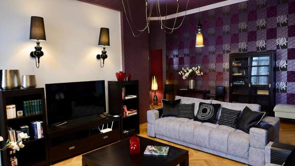 Communal lounge/ TV room, Bed, TV and multimedia, Living room, Seating area, Dining area, Evening entertainment, heating, air conditioner