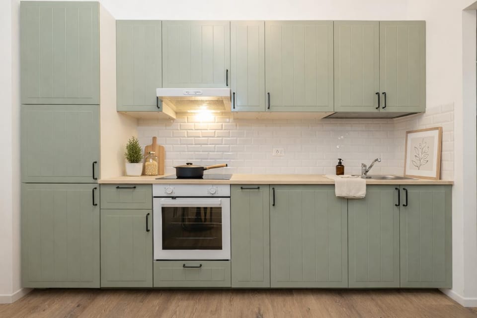 Kitchen or kitchenette, dishwasher, stove