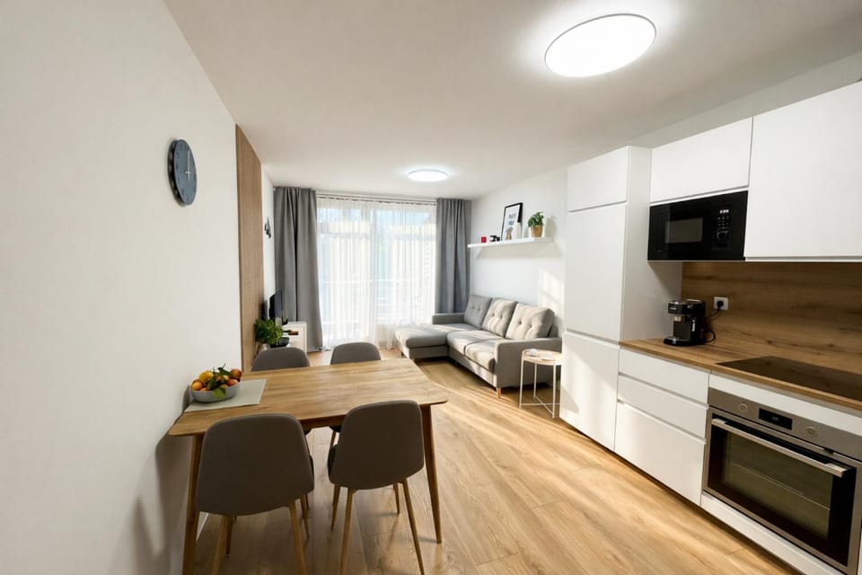 TV and multimedia, Kitchen or kitchenette, Living room, Seating area, Dining area, microwave, oven, stove, kitchen