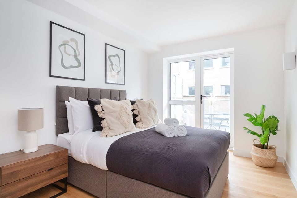 Bed, Photo of the whole room, Seating area, Bedroom