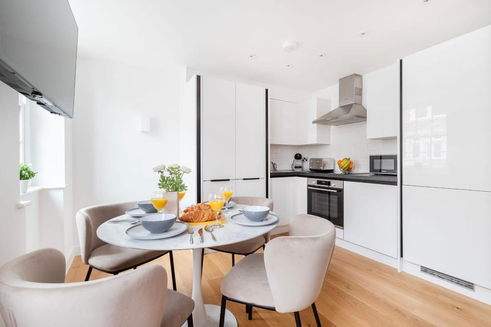 Coffee/tea facilities, Kitchen or kitchenette, Living room, Food and drinks, Seating area, Dining area, Food, oven, stove