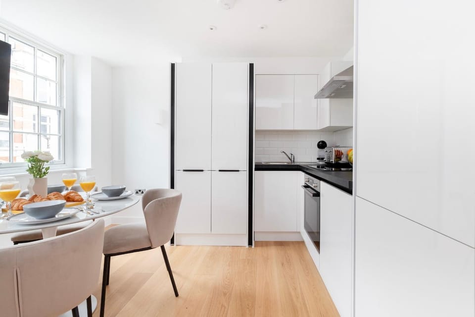 Kitchen or kitchenette, Food and drinks, Dining area, Food, oven, stove