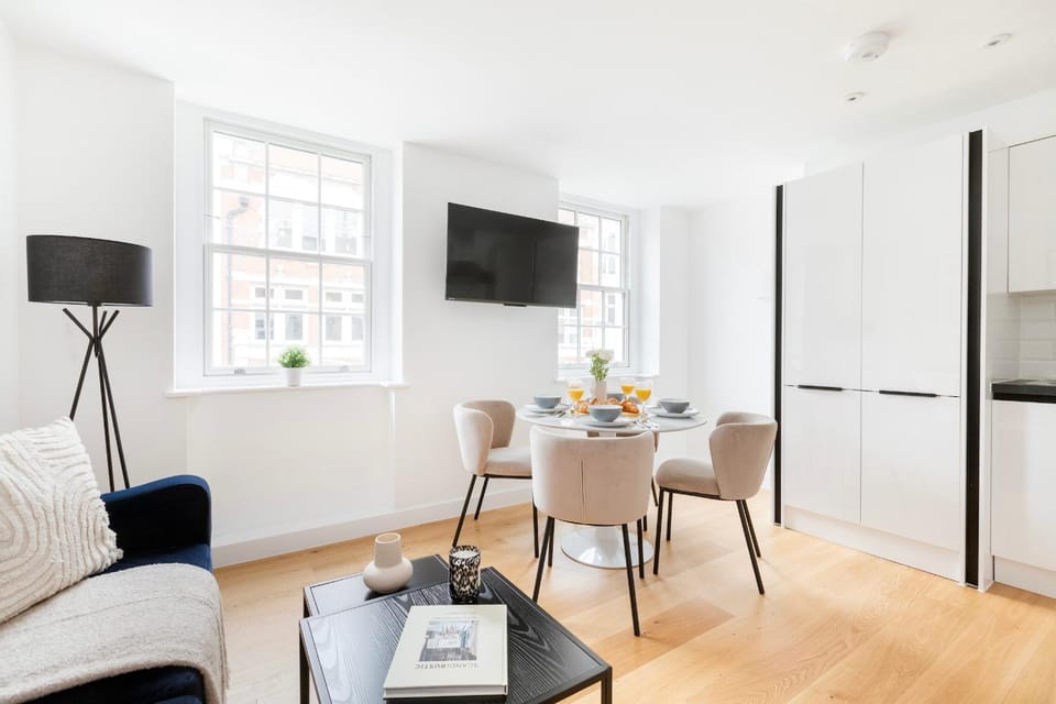 TV and multimedia, Kitchen or kitchenette, Living room, Seating area, Dining area, wardrobe