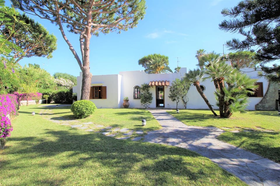 Property building, Facade/entrance, Natural landscape, Garden, Garden, Garden view