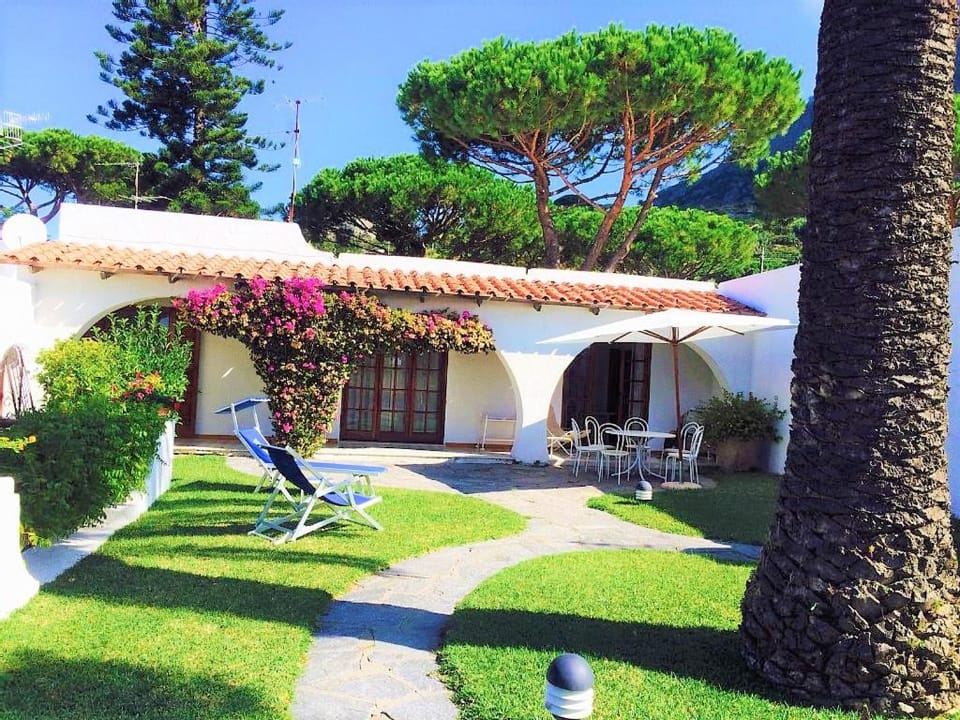 Villetta con Giardino esclusivo di 1000 mq, Piscina, Tennis, Calcio, Bocce Villa in Forio