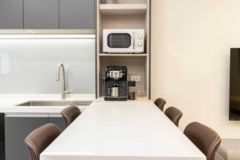 Coffee/tea facilities, Kitchen or kitchenette, Dining area, minibar