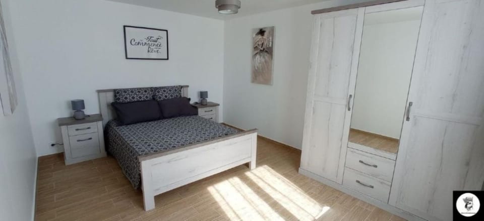 Photo of the whole room, Bedroom