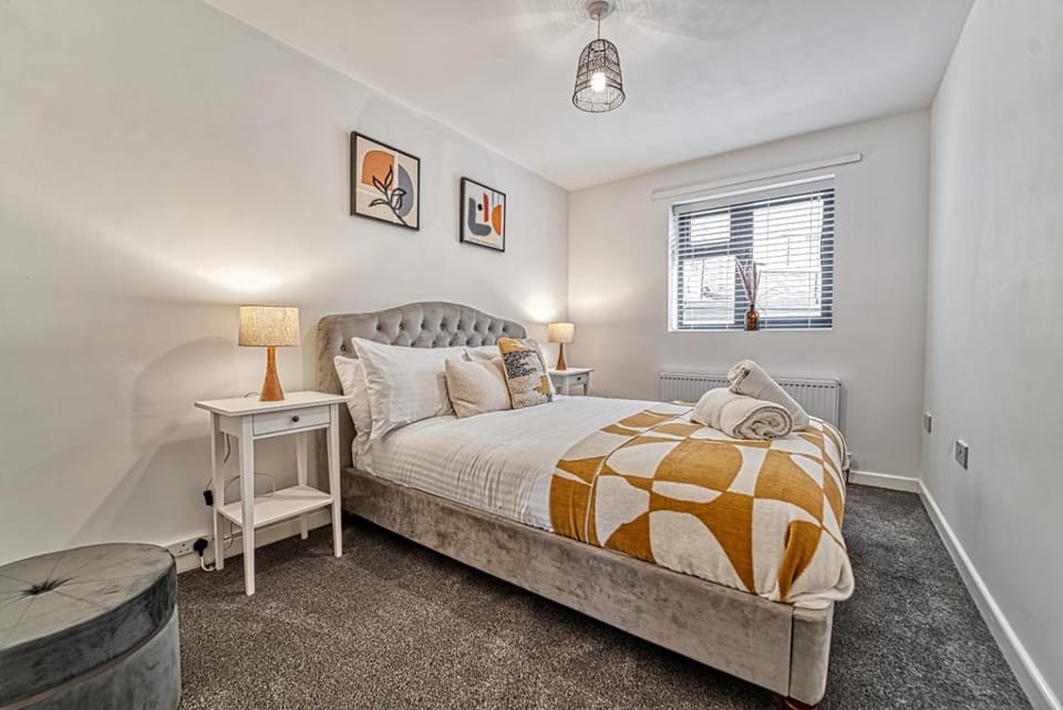 Rose Cottage- 2 Bedrooms with Parking! House in Worcester