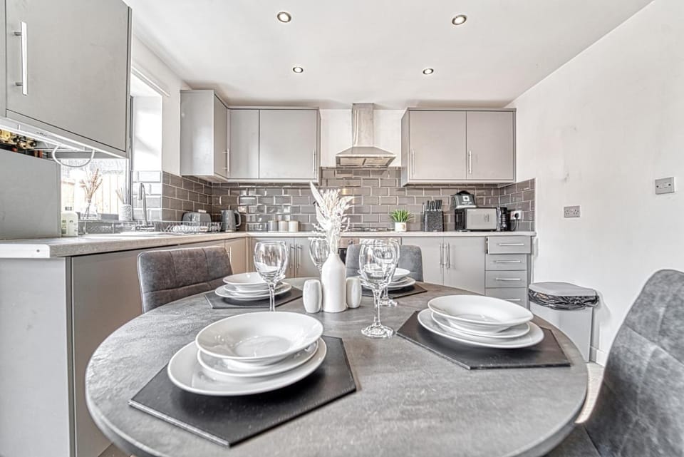 Rose Cottage- 2 Bedrooms with Parking! House in Worcester