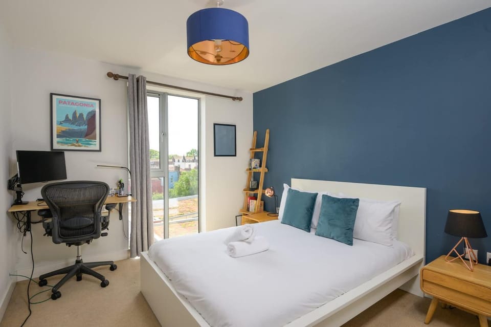 Apartment with Cityscape Views & Private Parking Apartment in Bristol