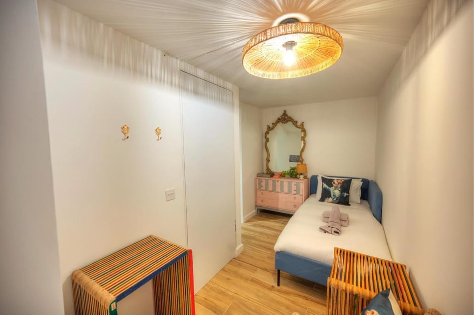 Bed, Living room, Photo of the whole room, Seating area, Bedroom