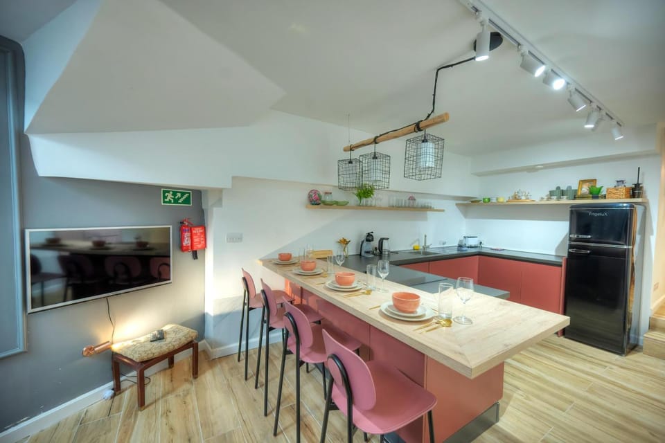Kitchen or kitchenette, Dining area, dishwasher, minibar, stove