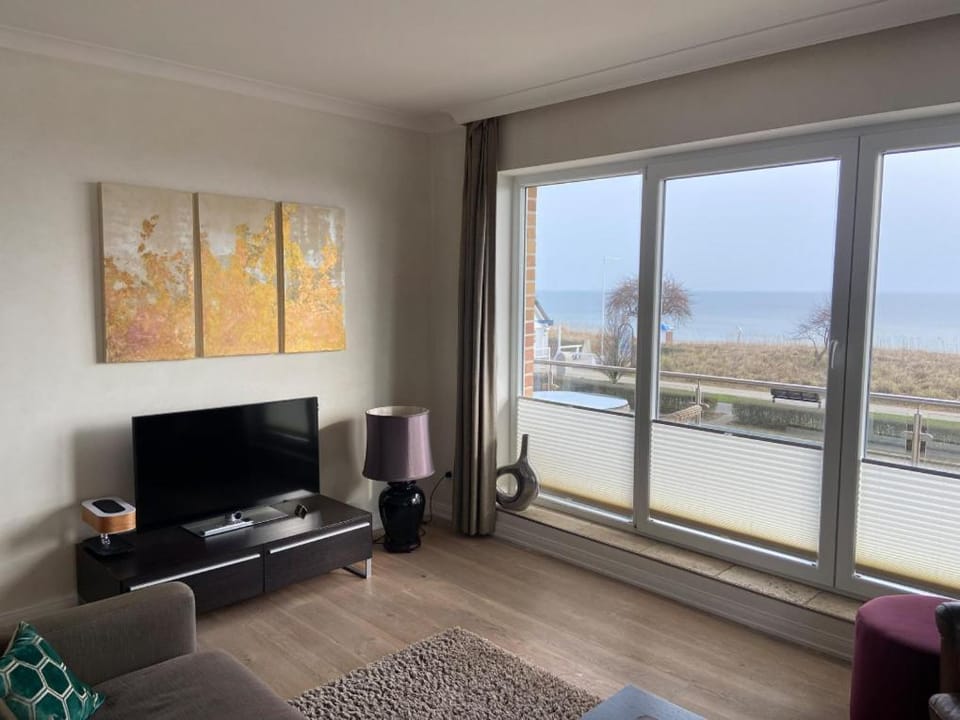 Natural landscape, TV and multimedia, Living room, Seating area, Sea view