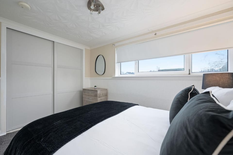 2BR Sleeps 6 with Parking Near Linlithgow Palace Apartment in Scotland