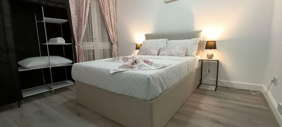 Modern Stylish Retreat 15 Mins to Central London Apartment in Barking