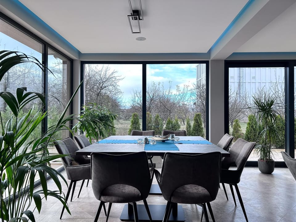 Restaurant/places to eat, Dining area