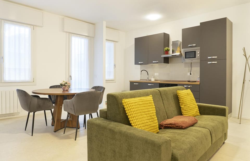 Dining area, Lunch, kitchen