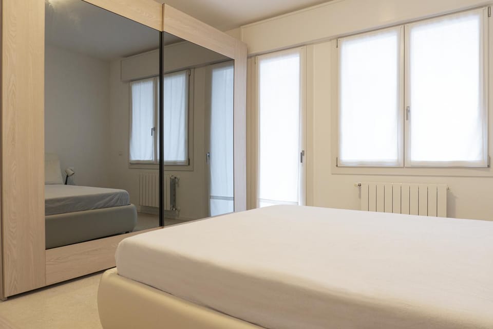 Photo of the whole room, Bedroom, wardrobe