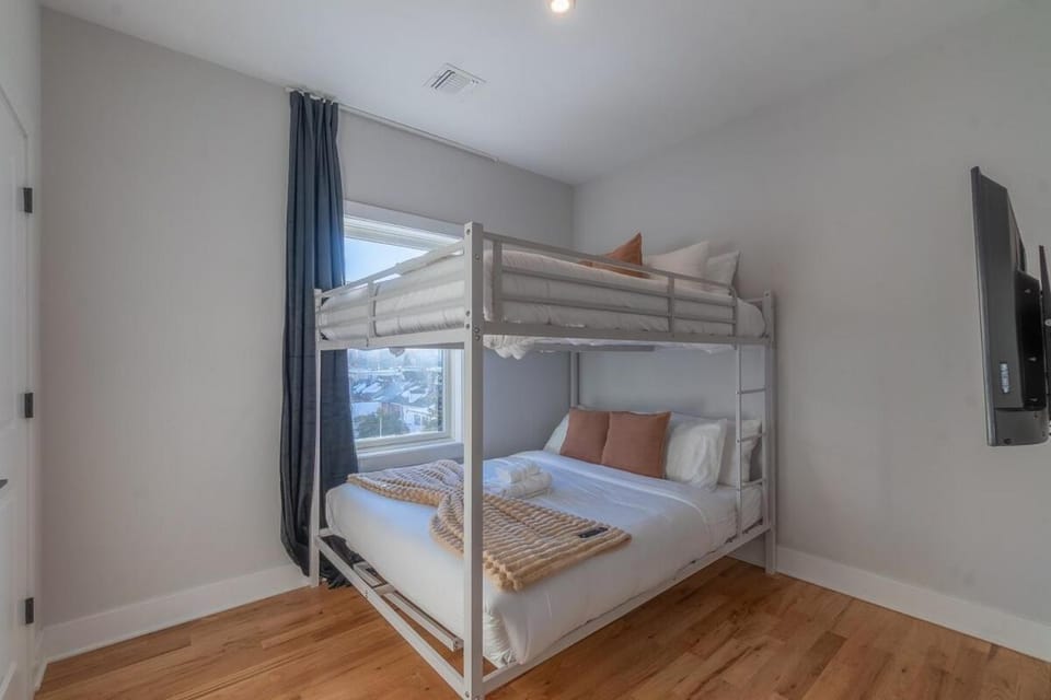 Bed, TV and multimedia, Photo of the whole room, Bedroom, bunk bed, towels