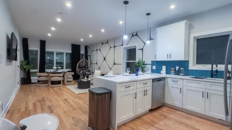 Pristine Pad, Sleep 9, Free driveway park, 20 PERCENT OFF Apartment in East Newark