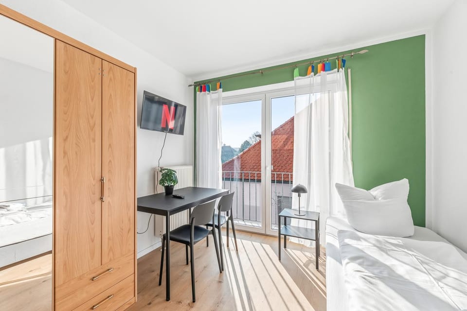 Bed, TV and multimedia, Photo of the whole room, Seating area, Dining area, Bedroom, wardrobe
