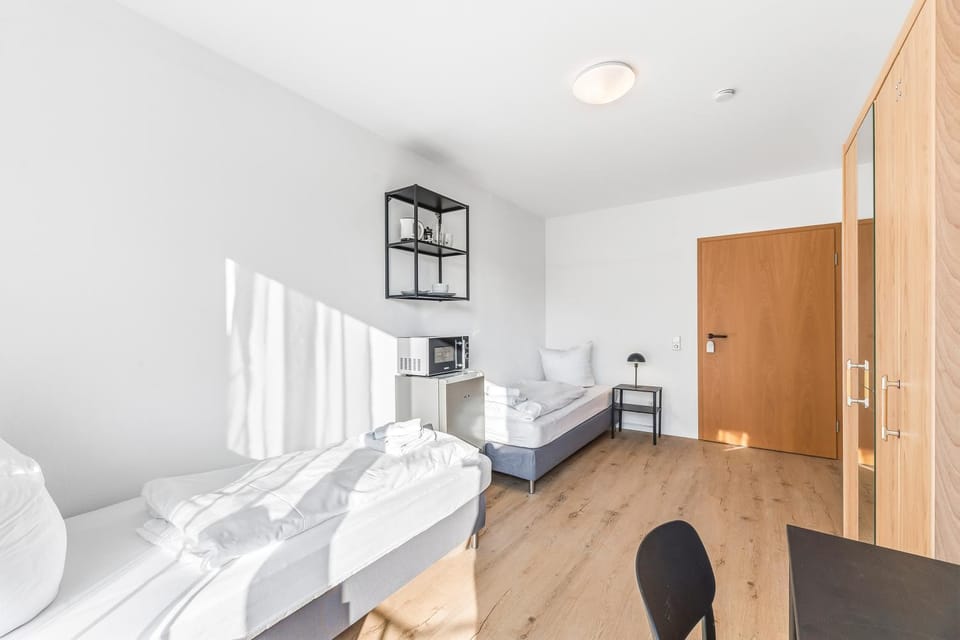 Bed, TV and multimedia, Photo of the whole room, Seating area, Bedroom, wardrobe