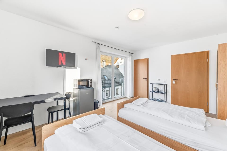 Bed, TV and multimedia, Kitchen or kitchenette, Photo of the whole room, Evening entertainment, Bedroom, towels, wardrobe
