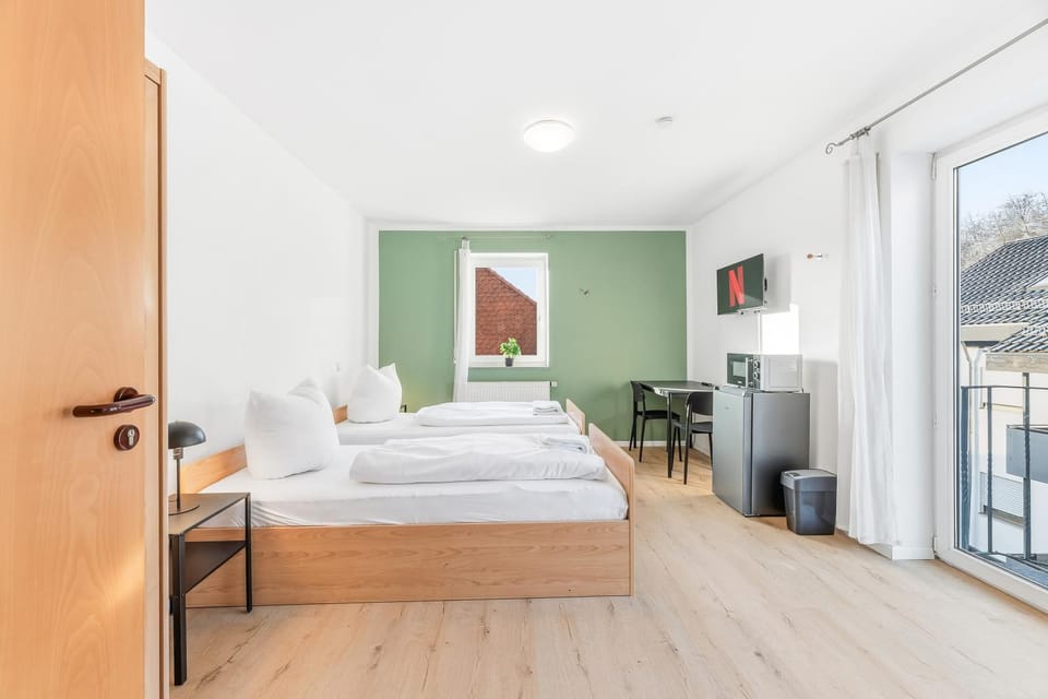 Bed, TV and multimedia, Photo of the whole room, Bedroom, towels