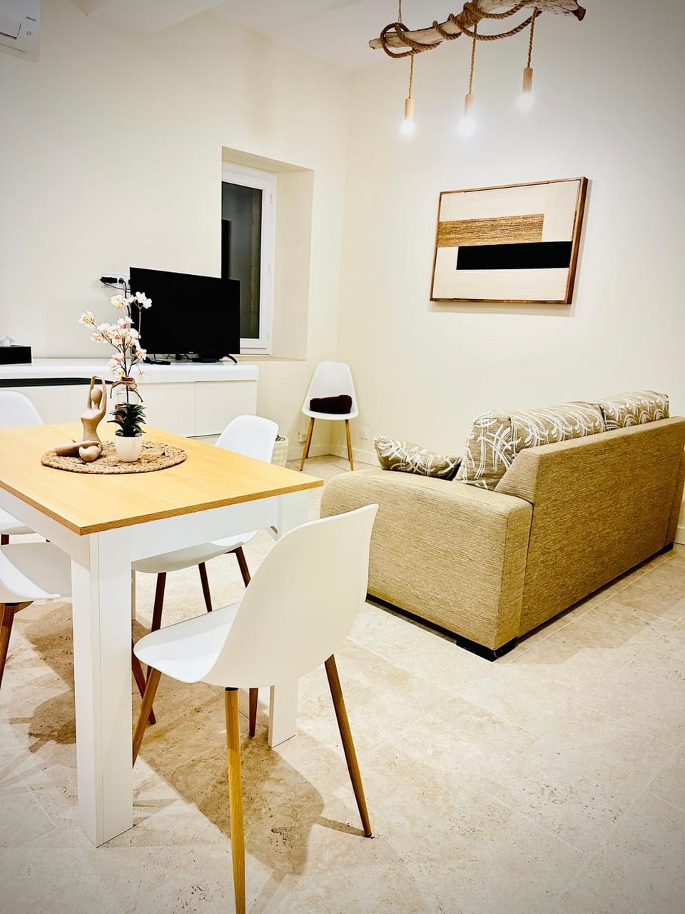TV and multimedia, Living room, Seating area, Dining area