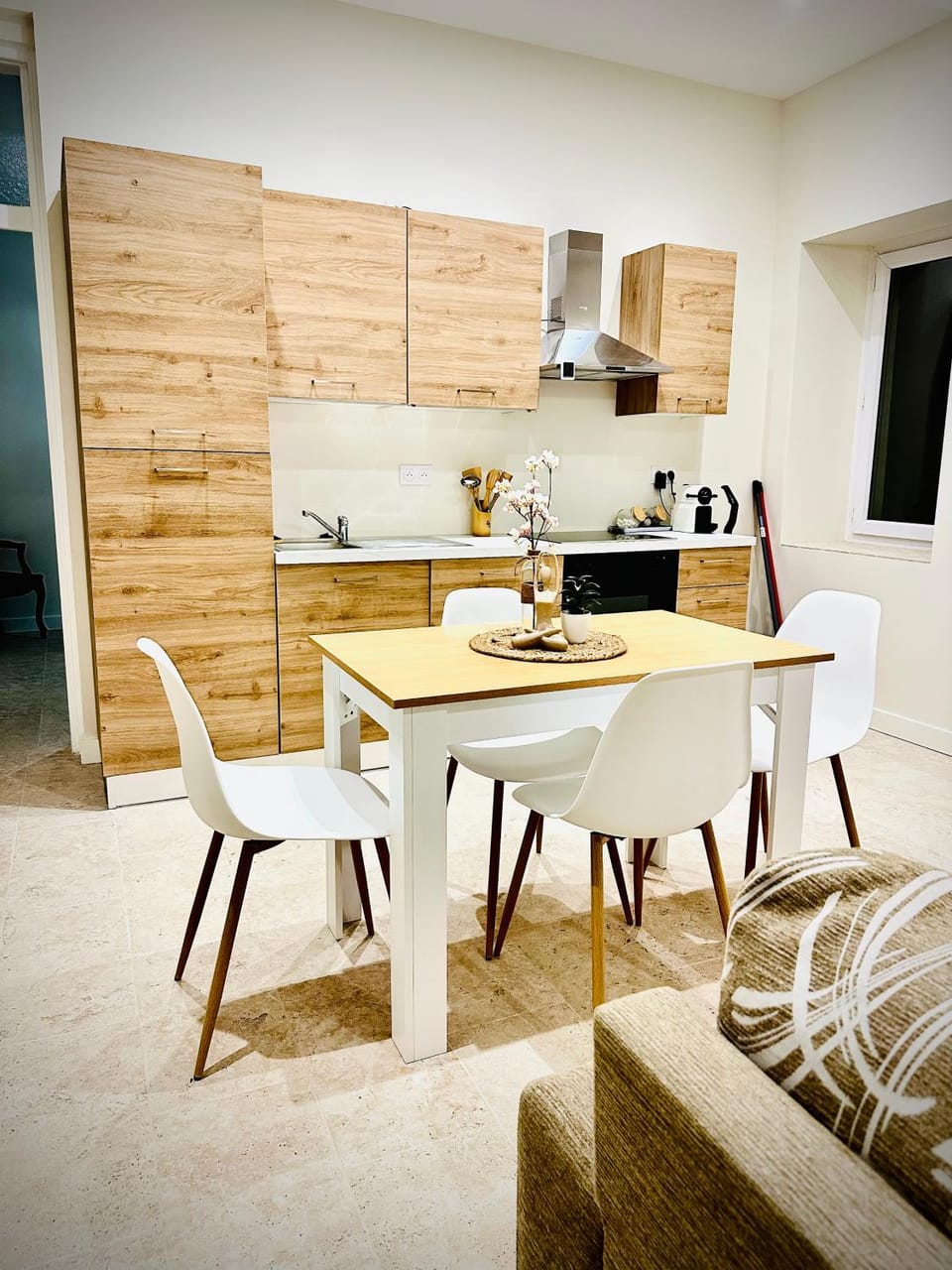 Kitchen or kitchenette, Dining area, stove