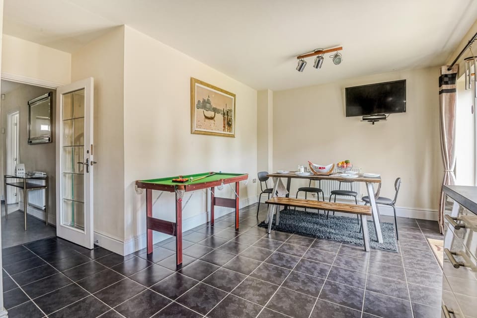 Game Room, Dining area, Evening entertainment