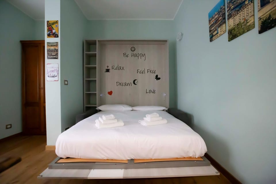 Casa Hexa – Monolocale smart con balcone, AC e parcheggio gratuito Apartment in Turin