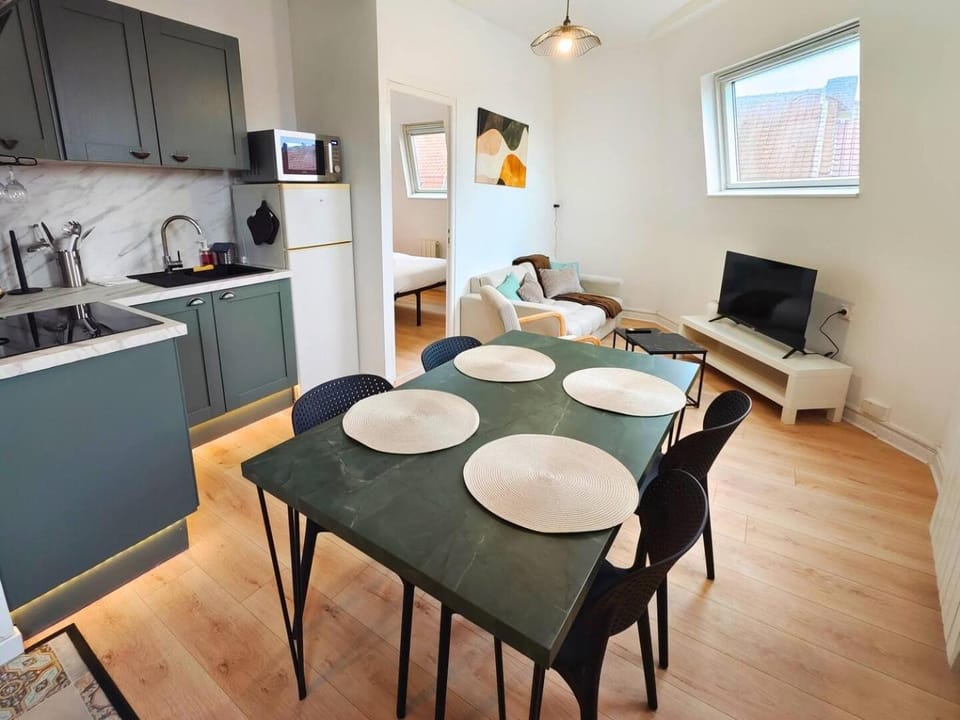 Kitchen or kitchenette, Seating area