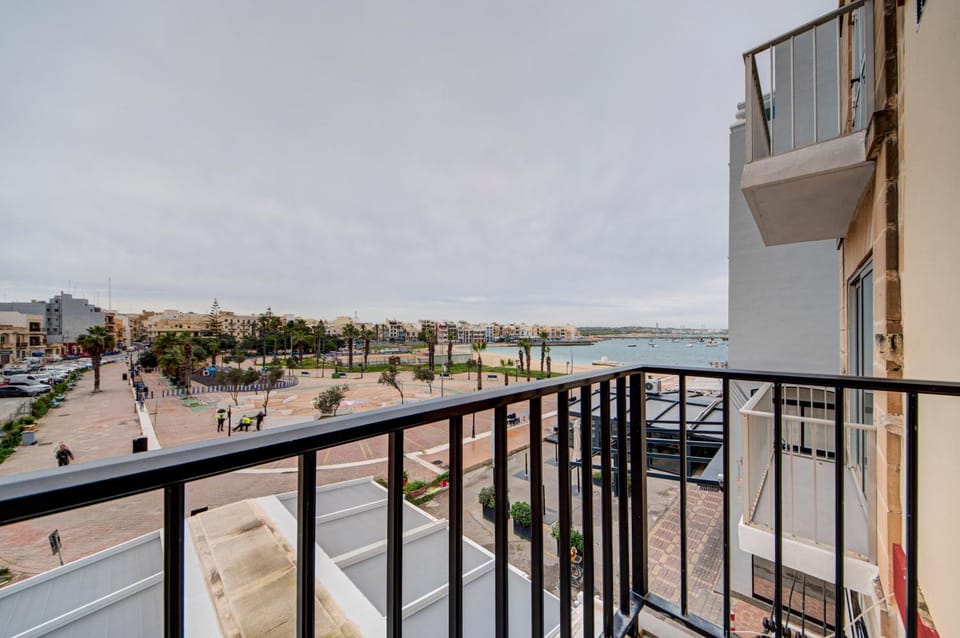 Facade/entrance, Balcony/Terrace, Beach, Sea view