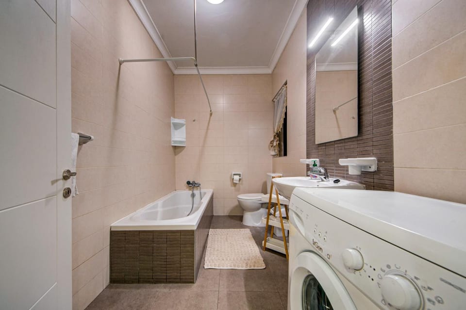 Toilet, Bathroom, Bath, towels, washing machine